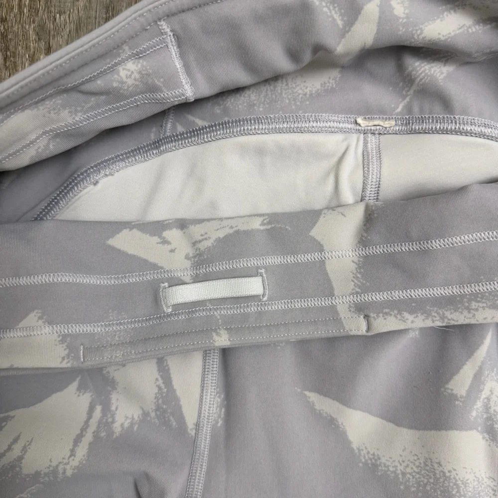 Lululemon Speed Up Tight 25” Leggings-size 6 *like NEW*